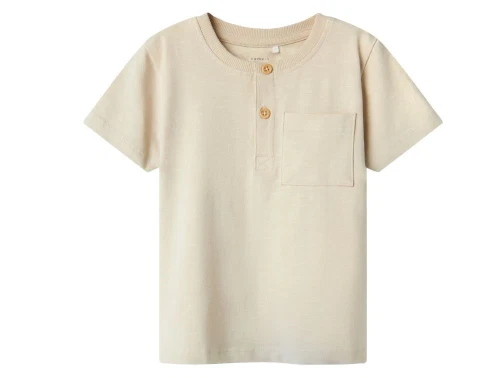 Beige kortærmet t-shirt med knaplukning og brystlomme fra Name It 13241255 Peyote